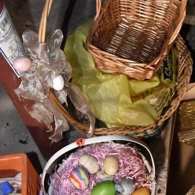 B Lot 49: Lot of Easter Eggs and Baskets