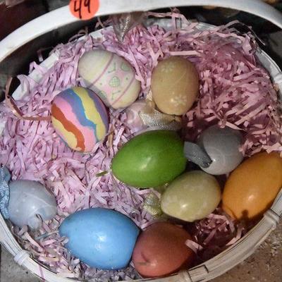 B Lot 49: Lot of Easter Eggs and Baskets