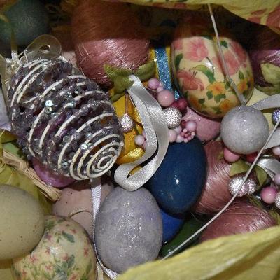 B Lot 49: Lot of Easter Eggs and Baskets