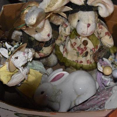 B Lot 50: Box of Easter Bunnies