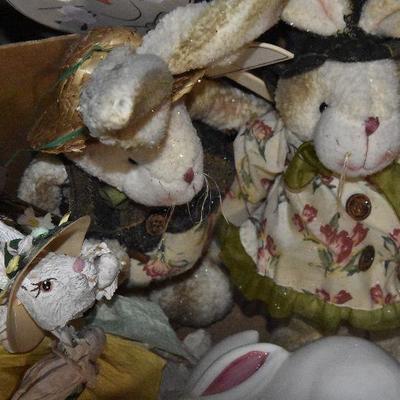 B Lot 50: Box of Easter Bunnies