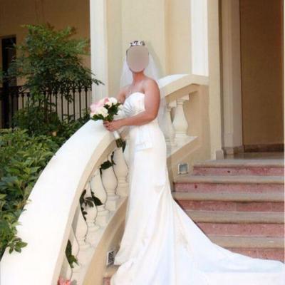 Wedding Dress Sweetheart Neckline Fitted size 6-8 with Train 