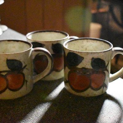 B Lot 155:  Vintage Mugs