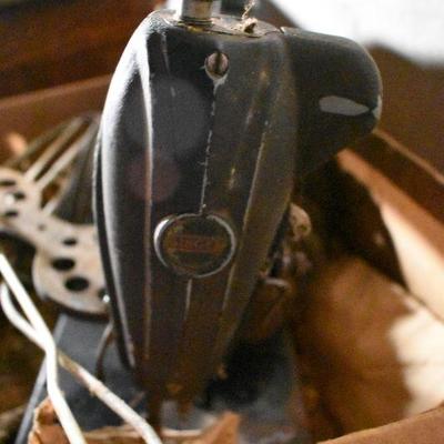 B Lot Basement:  Vintage Sewing Machine