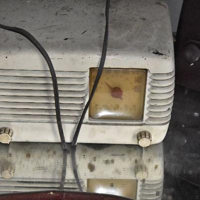 Up G Lot 12: 3 Vintage Radios