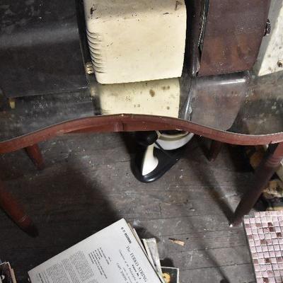 Up G Lot 13: Vintage Dressing Table with Mirror Top