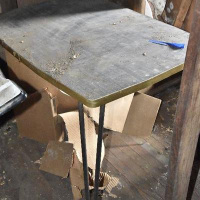 Up G Lot 18: Formica Top Table