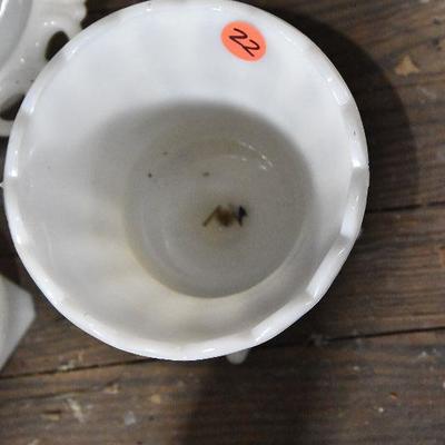 Up G Lot 22: Lot of Vintage Milkglass
