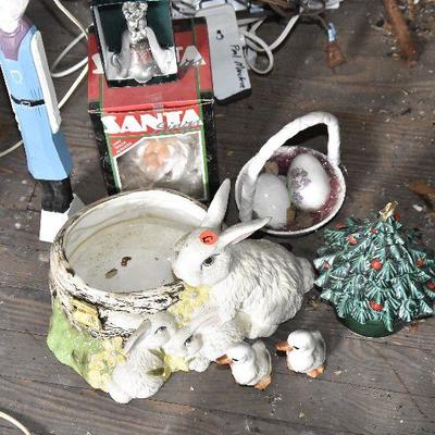 Up G Lot 27: Lot of Holiday