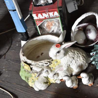 Up G Lot 27: Lot of Holiday