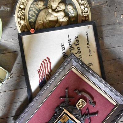 Up G Lot 28: Lot of Wall DÃ©cor