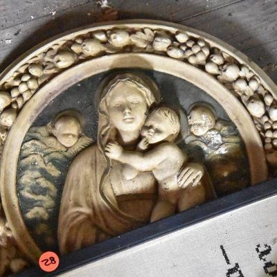Up G Lot 28: Lot of Wall DÃ©cor