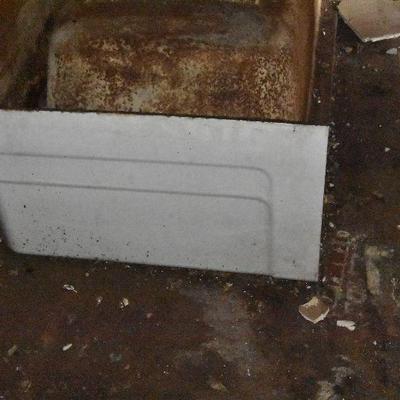 Up G Lot 40: Enameled Cast Iron Tub
