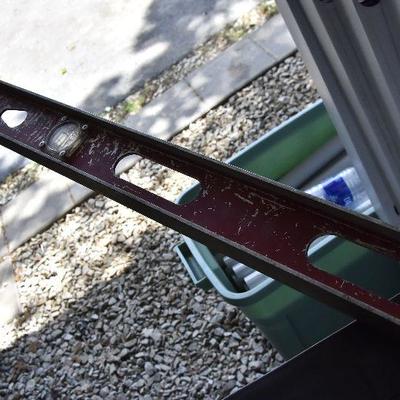 G Lot 63: Black & Decker Workmate and 4" level