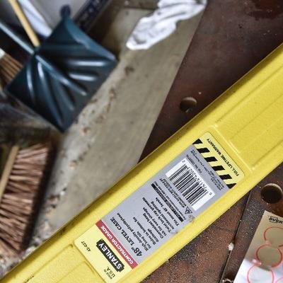 G Lot 63: Black & Decker Workmate and 4" level