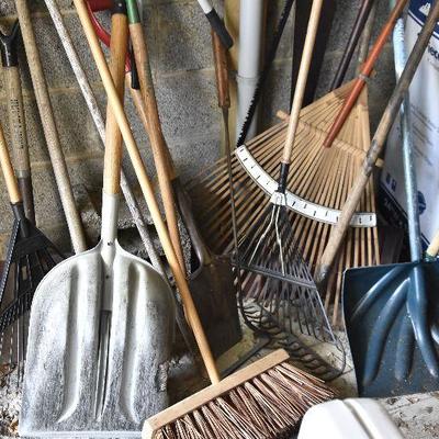 G Lot 66: Collection of Yard Tools