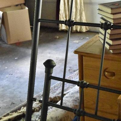 G Lot 70: Metal Full Bed Frame