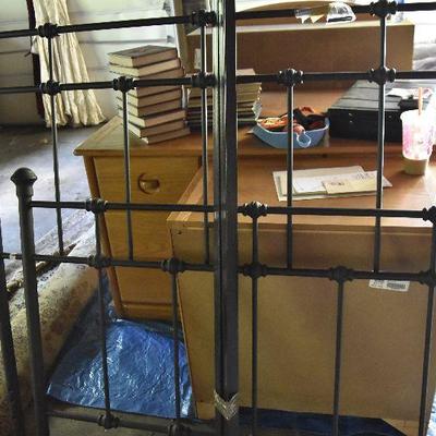 G Lot 70: Metal Full Bed Frame