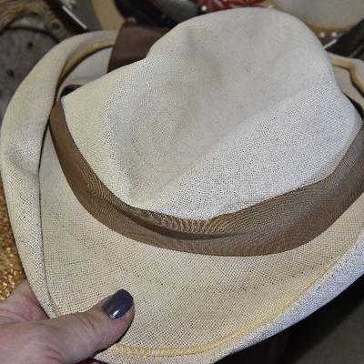 G Lot 73: Lot of Vintage Women's Hats