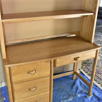 G Lot 78: Stanley Desk with Bookshelf