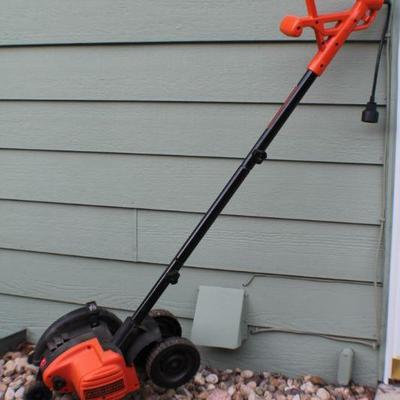 Lot 92: Black and Decker Corded Yard Edge Trimmer 