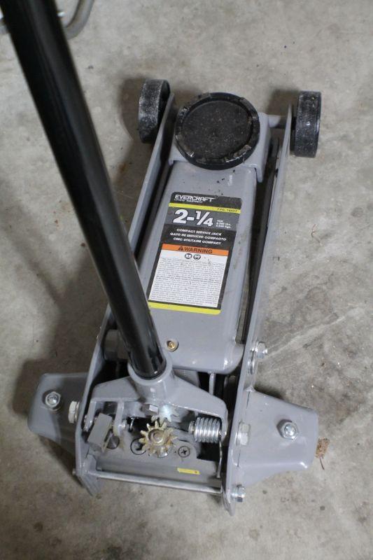 Lot 96 Evercraft™ 2 1/4 Ton Compact Service Automobile Jack