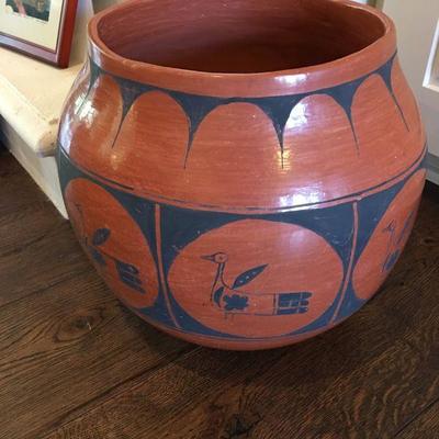 Native American pot by Aguilar Santo Domingo w/ Bird Pattern In Surround item #102