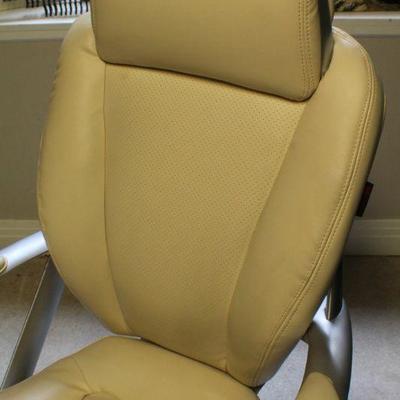 Lot 166: Vintage Laneâ„¢ Off White Leather Ergonomic Office Chair w/ Bottom Caster Wheels