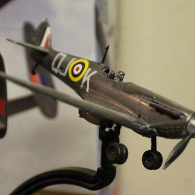 Lot 171: AirFlixâ„¢ Royal Air Force Model Plane Set w/ Original Box