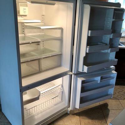 White Amana Refrigerator 21 Cu Ft. bottom freezer 