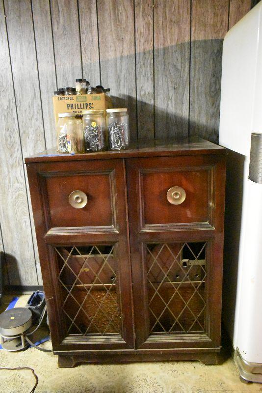 Lot 172 Vintage Tv Cabinet Estatesales Org