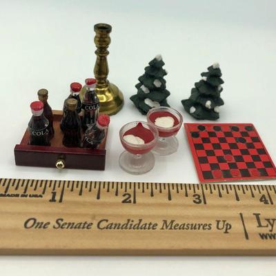 7 piece Dollhouse Miniatures Decor Lot