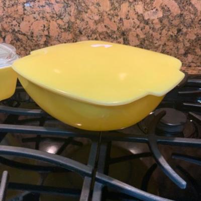 Vintage yellow Pyrex dishes with lid Lot 2419