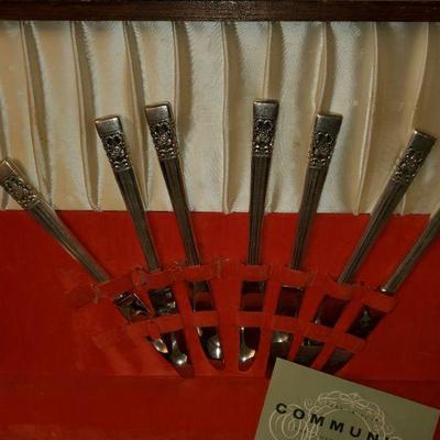 66 Piece Silverware Set