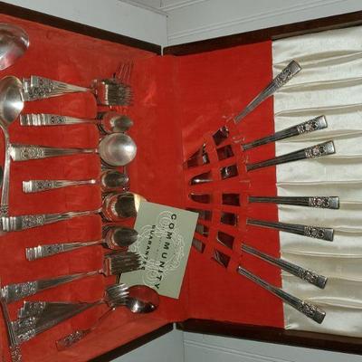 66 Piece Silverware Set