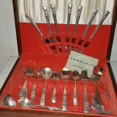 66 Piece Silverware Set