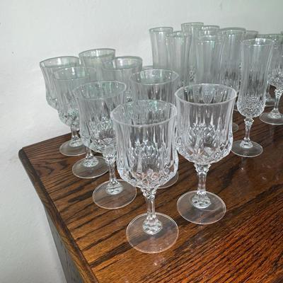 LOT 106. Crystal Glass Set 29 Pieces