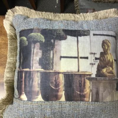 Custom made pillow with the zipper close