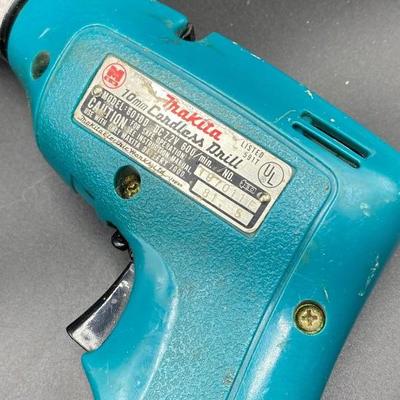 Makita 10mm Cordless Drill with Charger