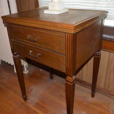 Small Desk WIth Drawers