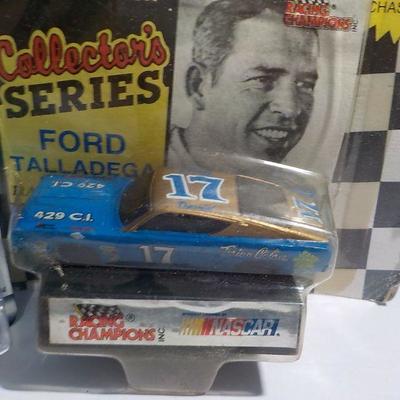 Hot wheels Metrorail and special 1992 collector #17 Ford Talladega