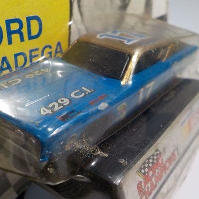 Hot wheels Metrorail and special 1992 collector #17 Ford Talladega