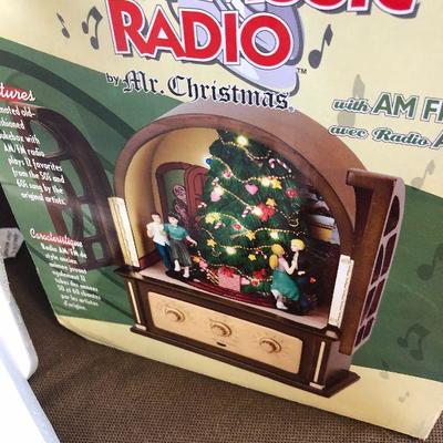 Lot #40 Retro Music Radio  - Mr. Christmas 