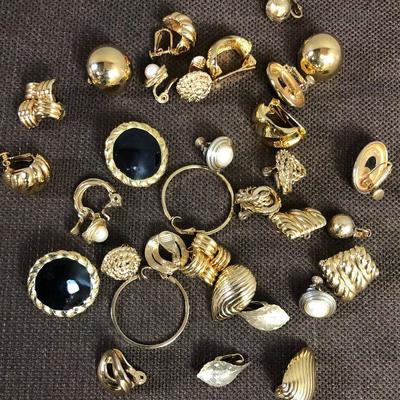 #163  Grouping of GOLD Tone Clip on earrings 