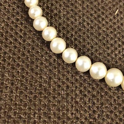 #171 VINTAGE Small strand of pearls 