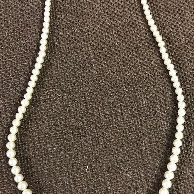 #171 VINTAGE Small strand of pearls 