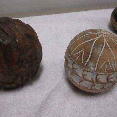 Lot 80 - Decorative Sphere Heart & Oval Shaped Items