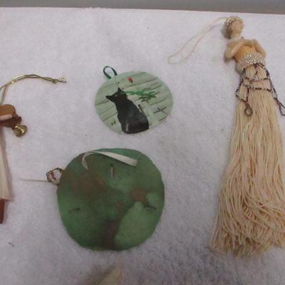 Lot 121 - Holiday Christmas Ornaments