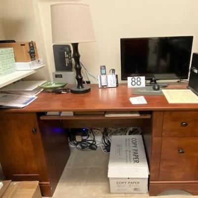 LOT#88U: Desk with LG Tv & Lamp