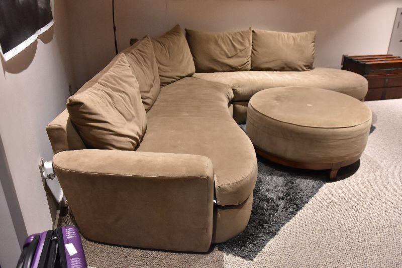 Lot U25 Sectional Sofa with Round Ottoman